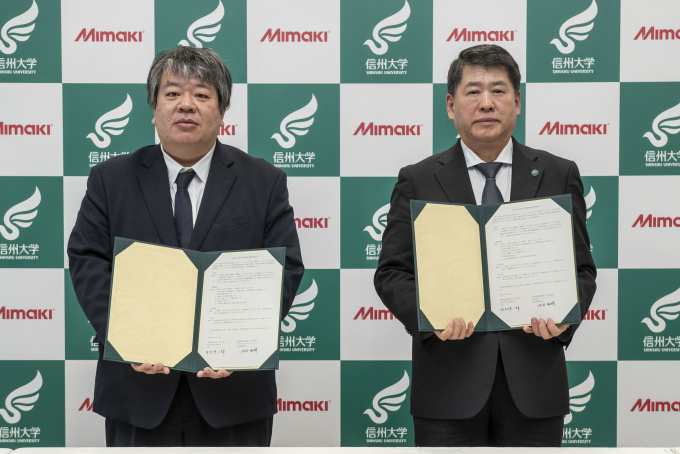 （左から）株式会社ミマキエンジニアリング代表取締役社長 池田和明、信州大学長 中村宗一郎様